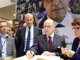 Au salon, les politiques défilent et les agriculteurs traînent leur détresse